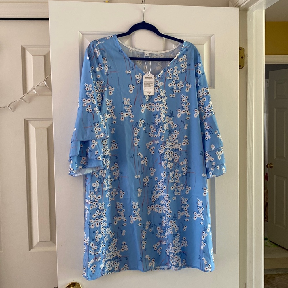 Ladies Large flower dress with tiered sleeves